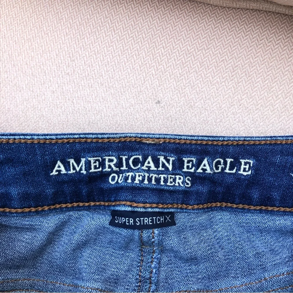 A E O Super Stretch X Ripped Distressed Blue Wash Mid Rise Skinny Jeans 6_9